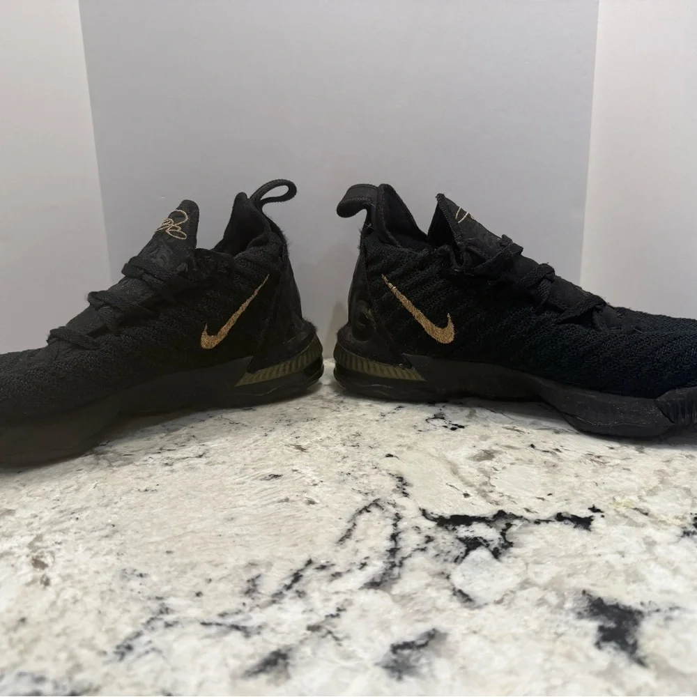 Nike LeBron XVI I Am King youth size 4